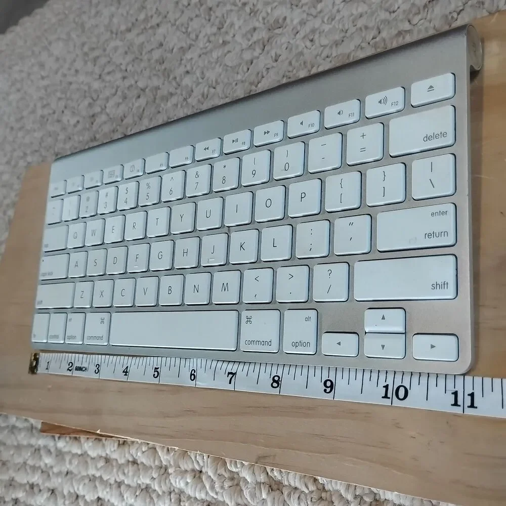 Apple Wireless Keyboard Bluetooth Battery Powered Silver Aluminum A 1314 Slim